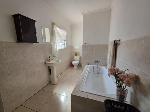 4 Bedroom House in Vaal Marina