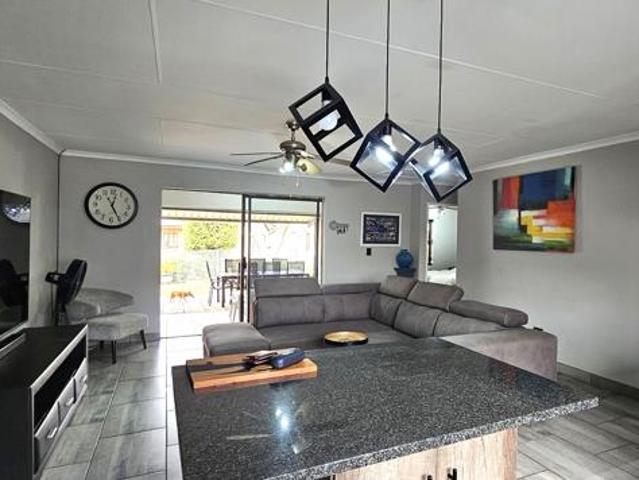 4 Bedroom House in Vaal Marina