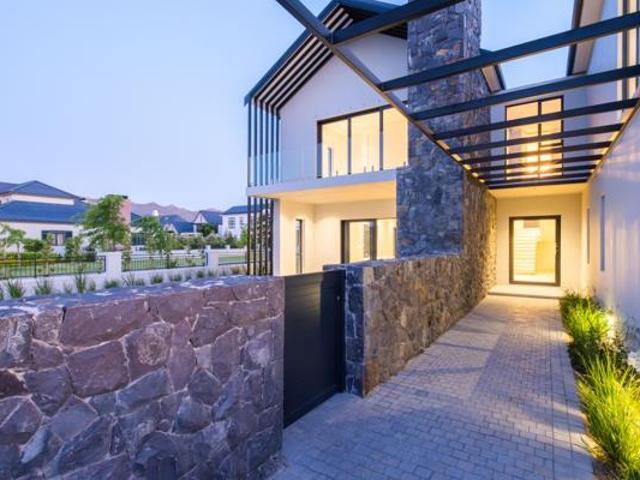 4 Bedroom House in Val de Vie Estate
