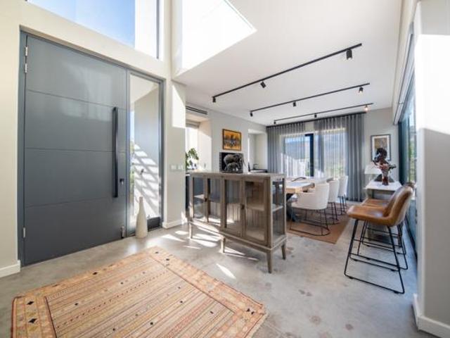 4 Bedroom House in Val de Vie Estate