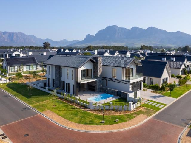 4 Bedroom House in Val de Vie Estate
