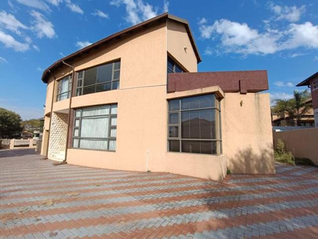 4 Bedroom House in Valley View Estate