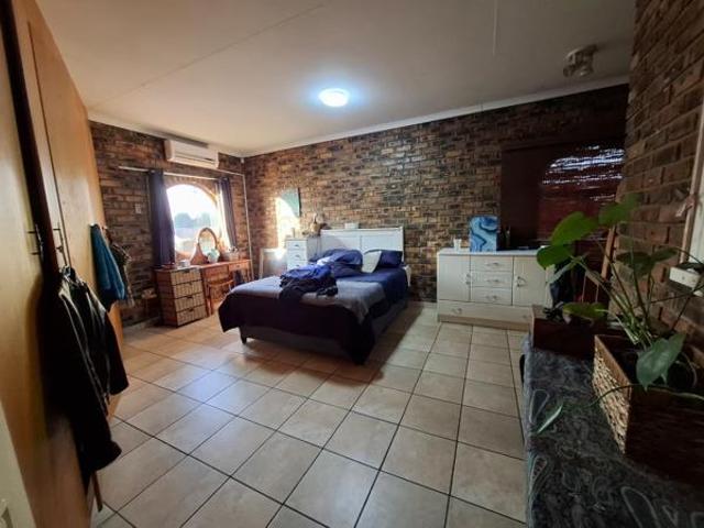 4 Bedroom House in Vanderbijlpark SW