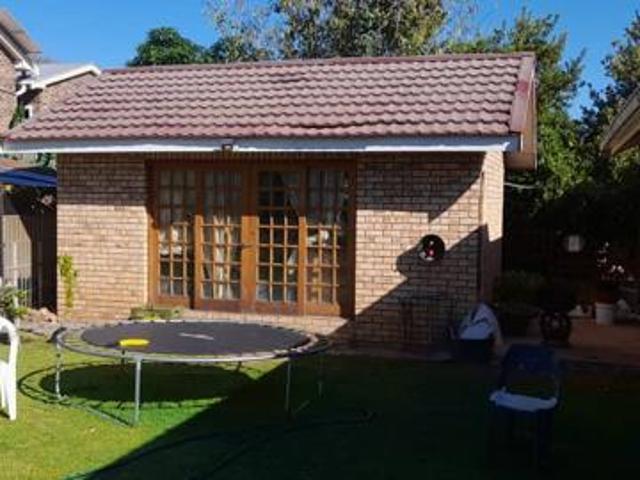 4 Bedroom House in Vanderkloof