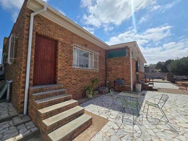 4 Bedroom House in Vanrhynsdorp