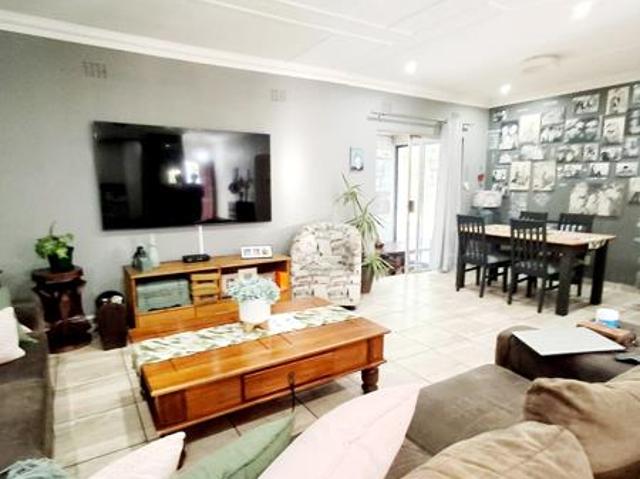 4 Bedroom House in Veld En Vlei
