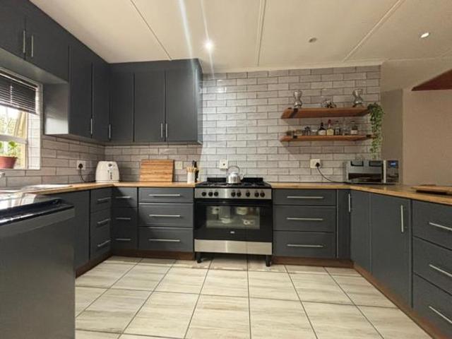 4 Bedroom House in Veld En Vlei