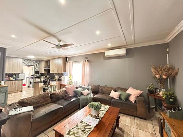 4 Bedroom House in Veld En Vlei