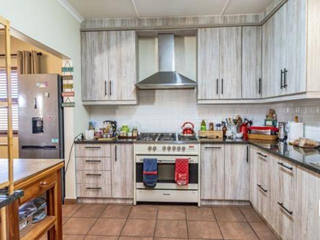 4 Bedroom House in Vredenburg