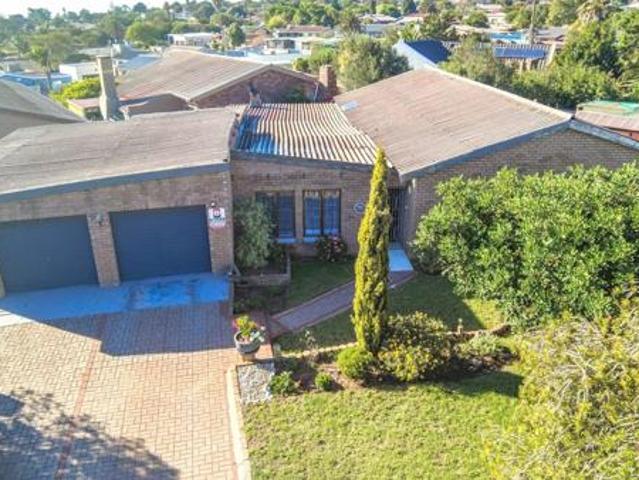 4 Bedroom House in Vredenburg