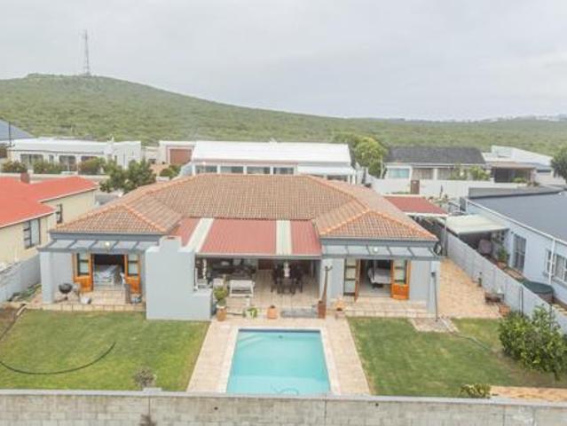 4 Bedroom House in Yzerfontein