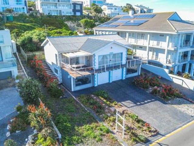 4 Bedroom House in Yzerfontein