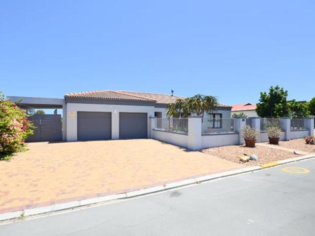 4 Bedroom House in Yzerfontein