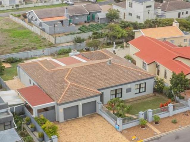 4 Bedroom House in Yzerfontein