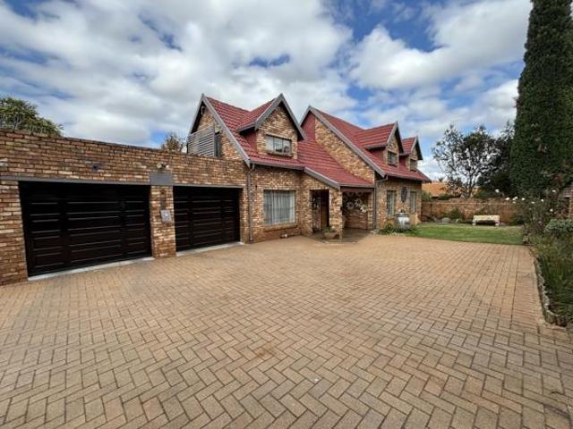 4 Bedroom House in Zwartkop