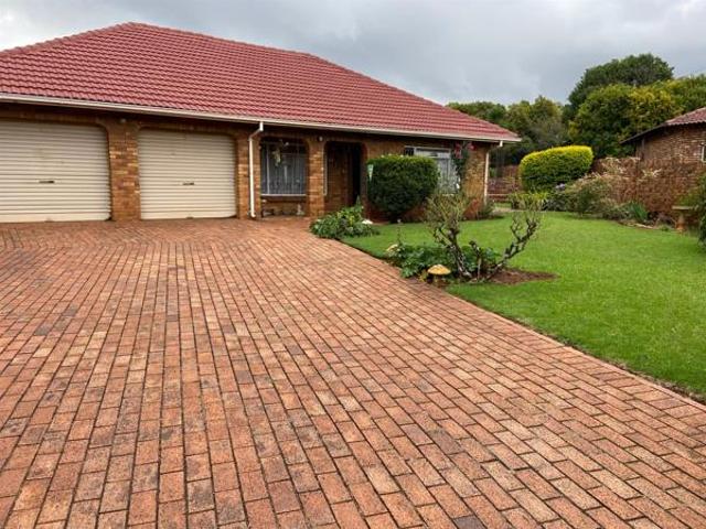 4 Bedroom House in Zwartkop