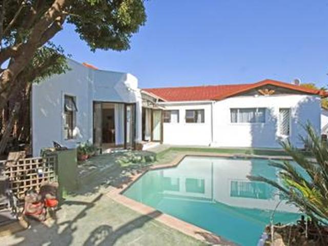 4 bedroom house on the market in the reeds