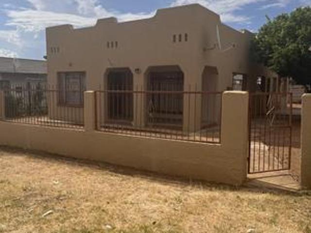 4 bedroom house on the market in montshioa