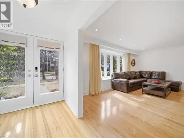4 Bedroom House Oakville ON LS100444146