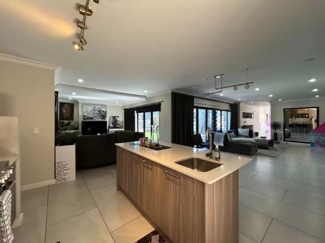4 Bedroom House Sandown Sandown 38500 DS103342654