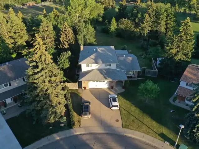 4 Bedroom House Sherwood Park AB 101338546