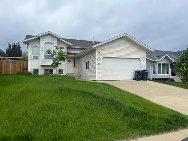 4 Bedroom House Sylvan Lake AB LS102085797
