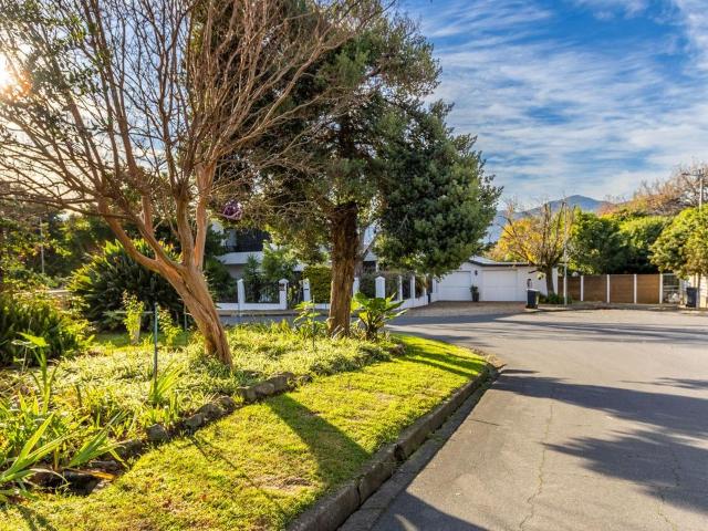 4 Bedroom house rented in Courtrai, Paarl