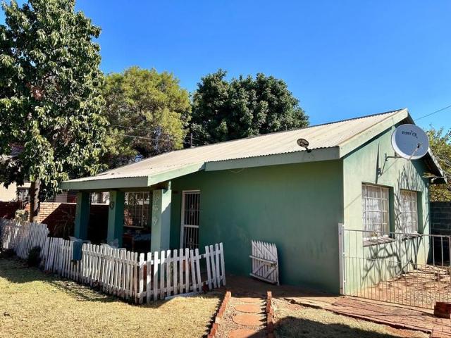 4 Bedroom House with a 1 Bedroom Flat and a Borehole!