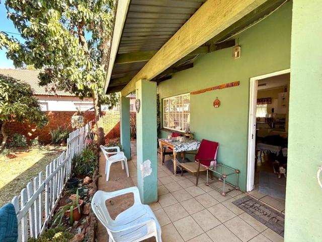 4 Bedroom House with a 1 Bedroom Flat, Huge lapa and a Borehole!