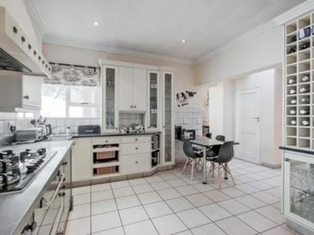 4 bedroom house with an office on th.