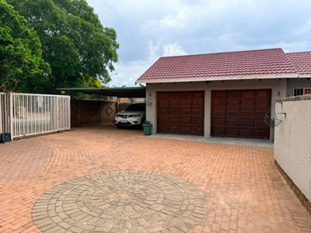 4 bedroom house with flatlet to rent.