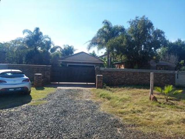 4 bedroom house with mechanic worksh.