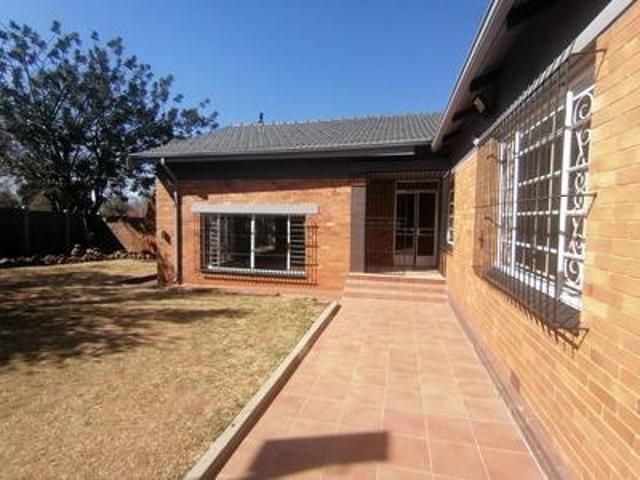 4 bedroom house with pool and jacuzzi