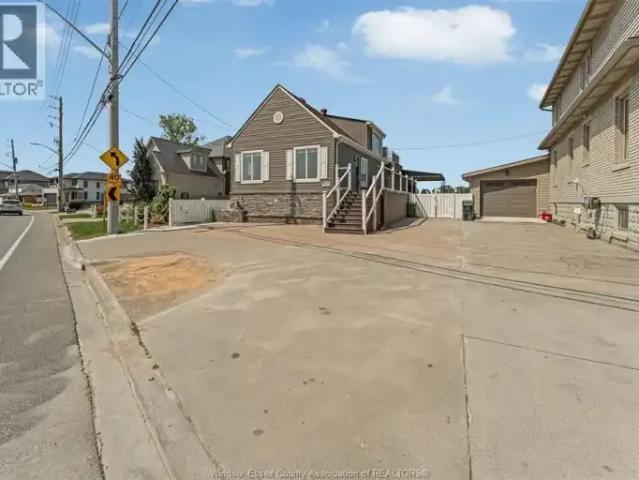 4 Bedroom House Windsor ON LS102272638