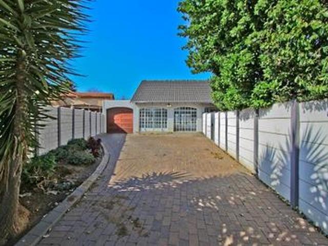4 bedroom house to let – glen marais