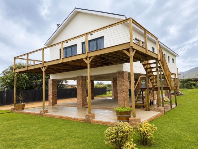 4 Bedroom House To Let in Bettys Bay