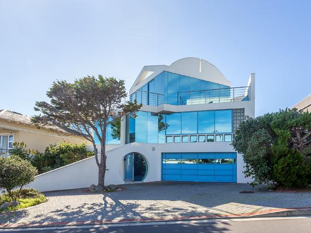 4 Bedroom House To Let in Bloubergstrand