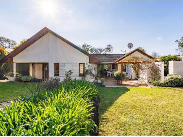 4 Bedroom House To Let in Constantia