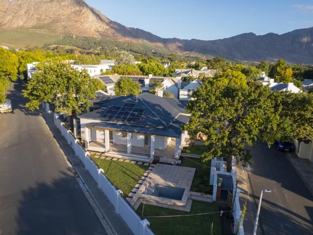4 Bedroom House To Let in Franschhoek