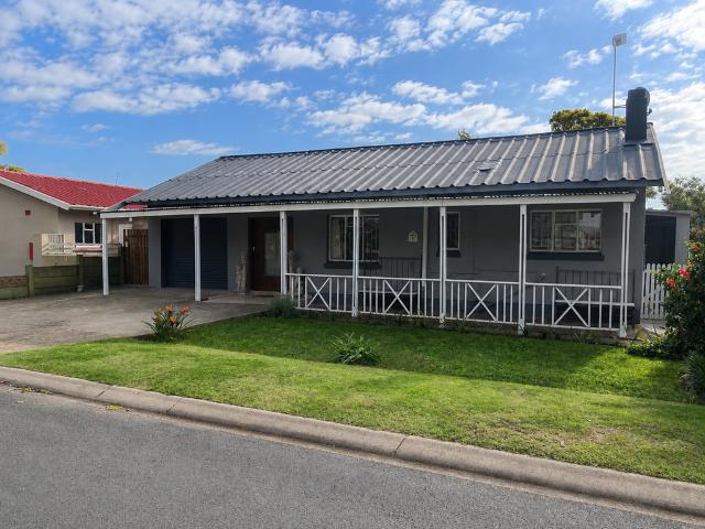 4 Bedroom House To Let in Groot Brakrivier Central
