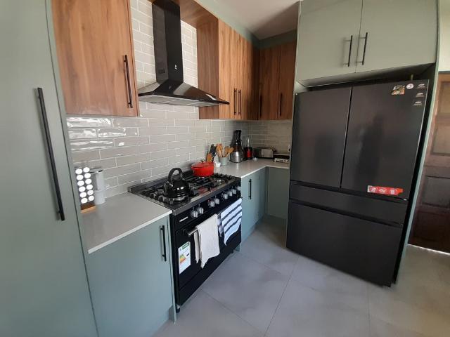 4 Bedroom House To Let in Lombardy East