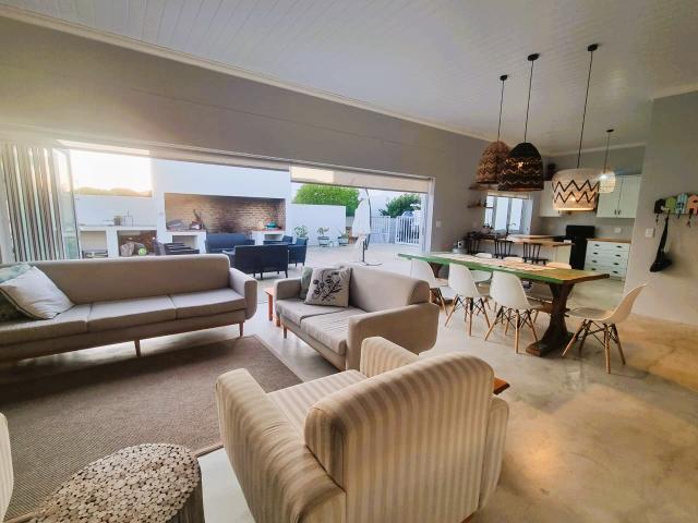 4 Bedroom House To Let in Struisbaai