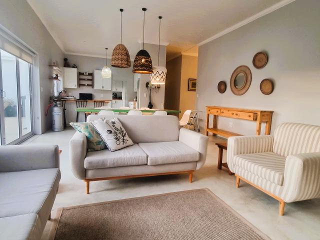 4 Bedroom House To Let in Struisbaai