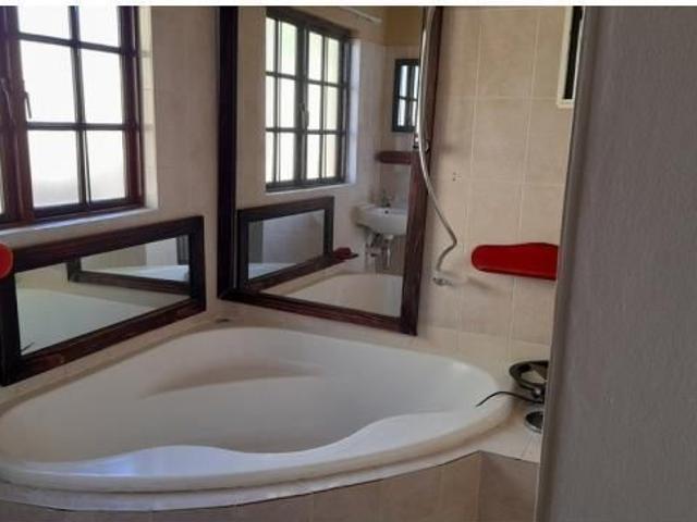 4 Bedroom House To Let in Somerset Park