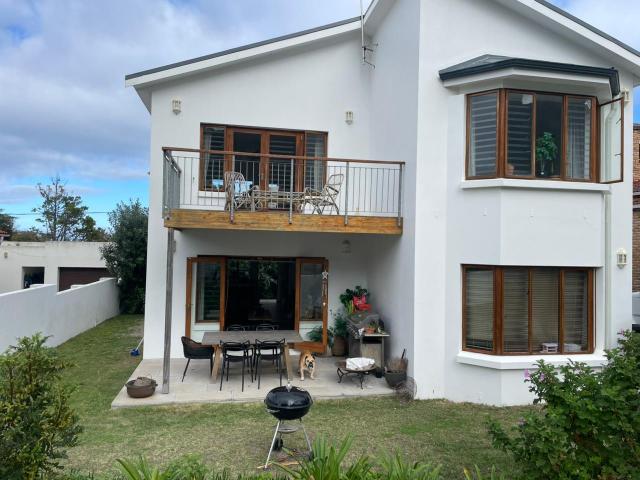4 Bedroom House To Let in Voelklip
