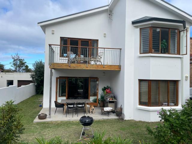 4 Bedroom House To Let in Voelklip