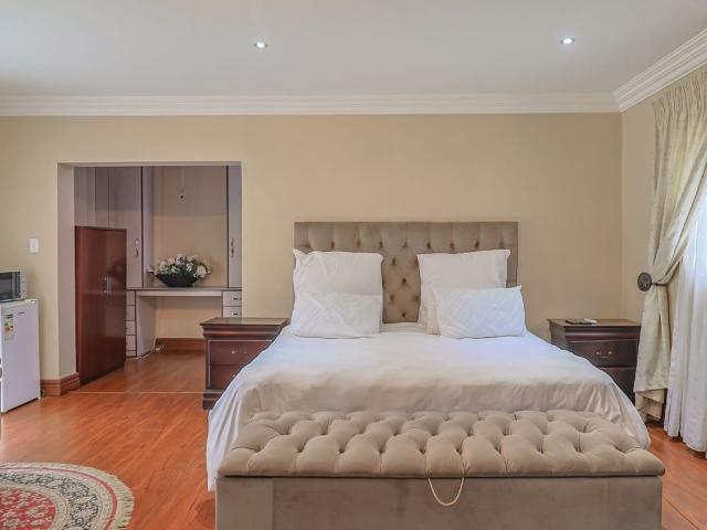 4 Bedroom House To Rent in Waterkloof Glen