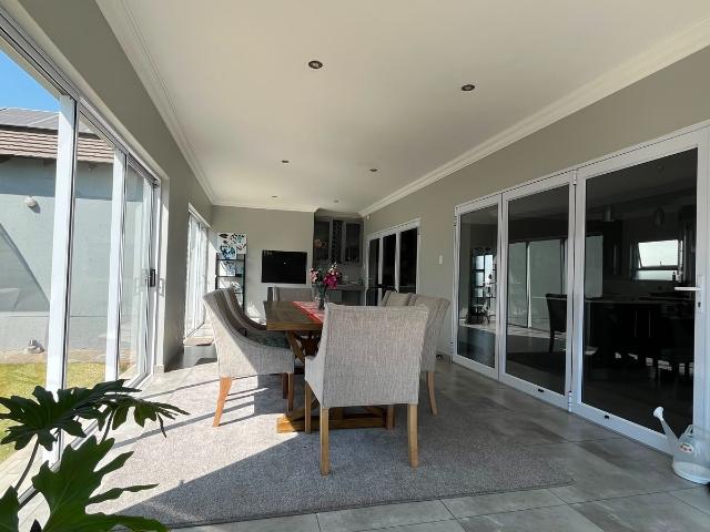 4 Bedroom House To Rent in Waterkloof Ridge