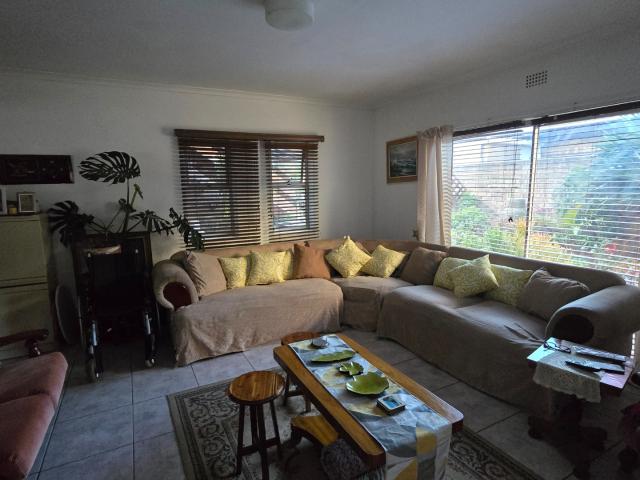 4 Bedroom House To Rent in Waves Edge