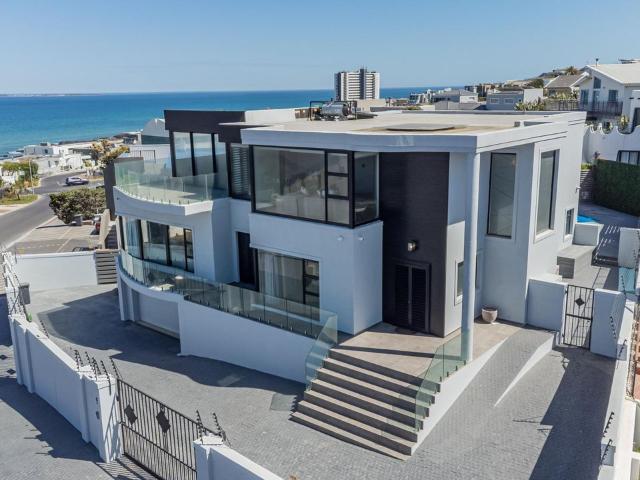 4 Bedroom house to rent in Bloubergstrand